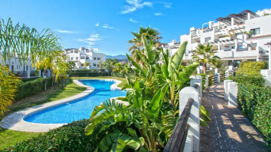 Dúplex de 2 dormitorios en Estepona, Spain No. 695 № 8