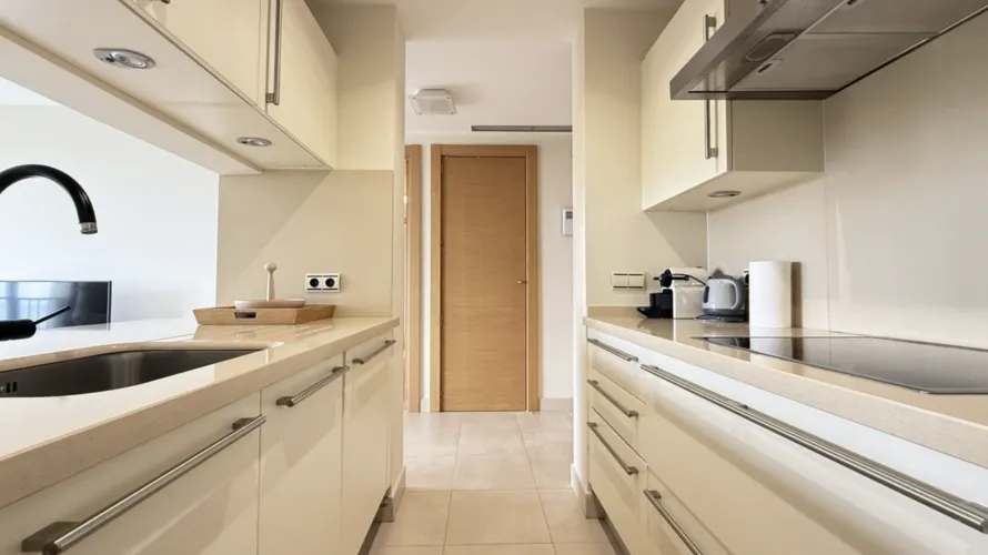 Apartamento de 2 dormitorios en Marbella, Spain No. 538 № 2