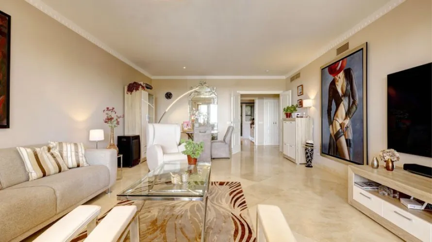 Apartamento de 2 dormitorios en Estepona, Spain No. 653 № 17