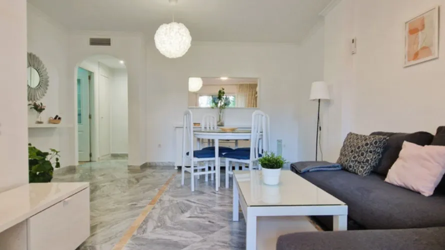 Apartamento de 2 dormitorios en Cortes (San Pedro De Alcantara), Spain No. 652