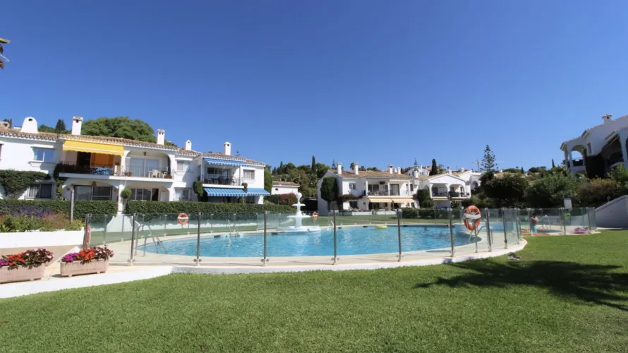 Apartamento de 2 dormitorios en Estepona, Spain No. 783