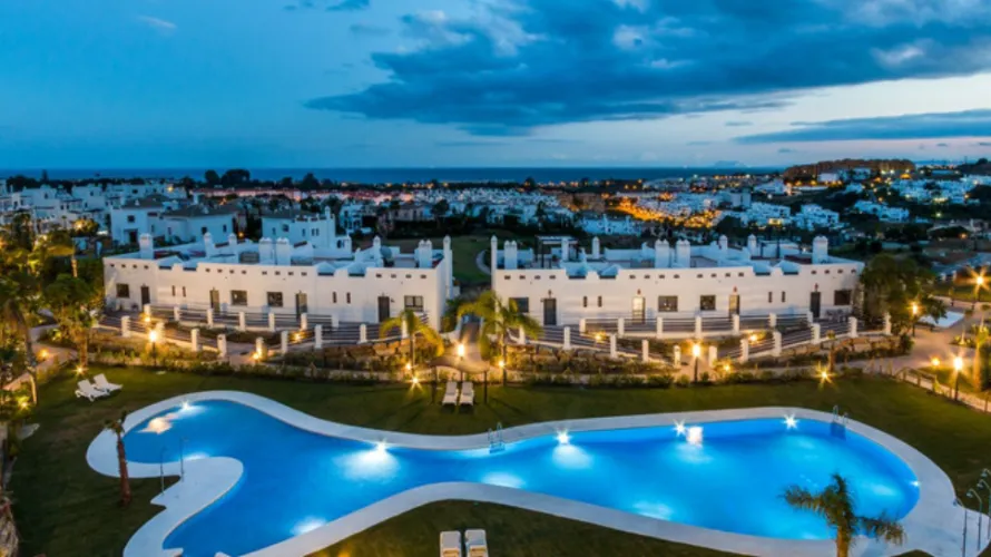 Apartamento de 2 dormitorios en Estepona, Spain No. 694 № 2