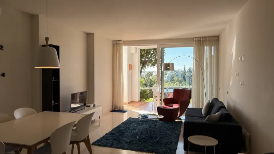 Apartamento de 2 dormitorios en Estepona, Spain No. 609 № 1