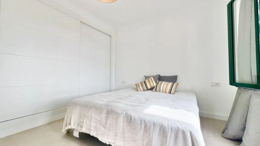 Dúplex de 3 dormitorios en Estepona, Spain No. 498 № 22