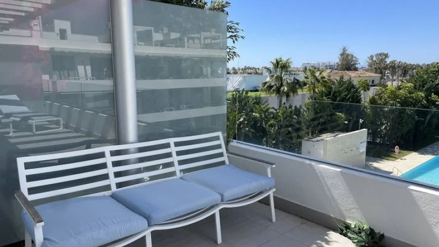 Dúplex de 3 dormitorios en Estepona, Spain No. 669 № 2