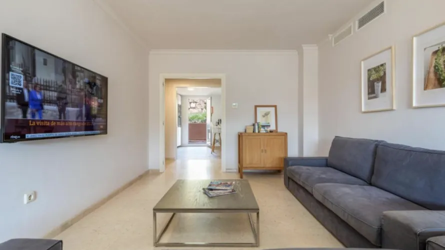 Apartamento de 2 dormitorios en Marbella, Spain No. 489 № 2