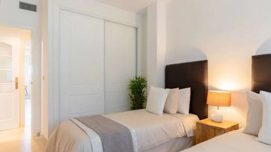 Apartamento de 2 dormitorios en Marbella, Spain No. 794 № 5