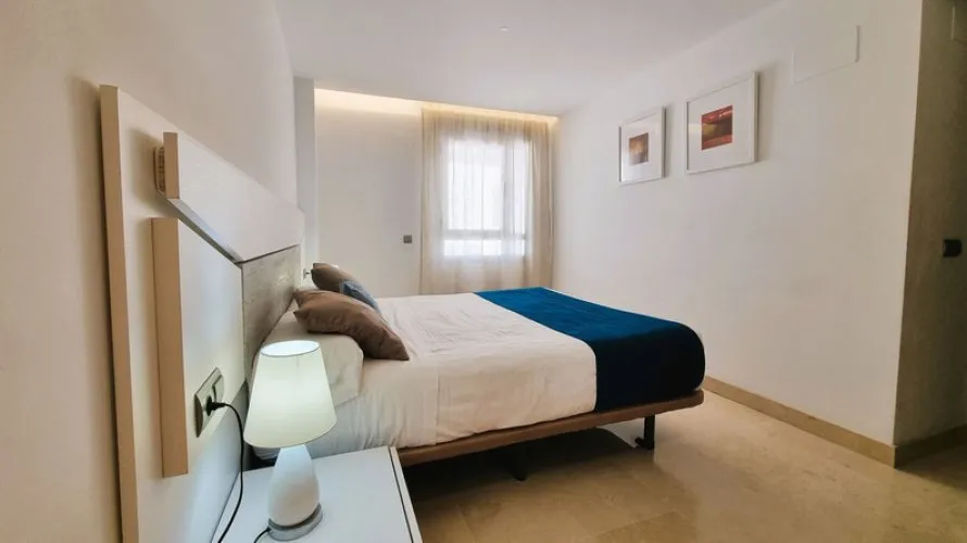 Apartamento de 3 dormitorios en Cortes (San Pedro De Alcantara), Spain No. 676 № 3