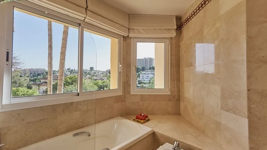 Apartamento de 2 dormitorios en Marbella, Spain No. 716 № 20