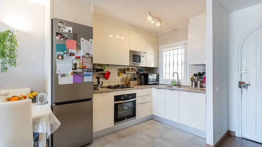 Apartamento de 2 dormitorios en Mijas Costa, Spain No. 679 № 2