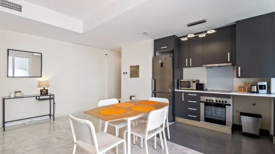 Apartamento de 2 dormitorios en Estepona, Spain No. 645 № 4