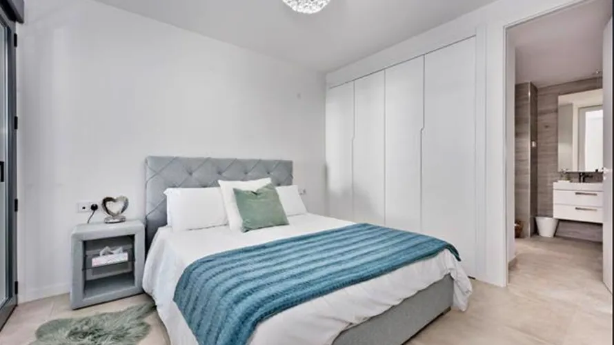 Apartamento de 3 dormitorios en Estepona, Spain No. 354 № 3