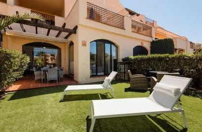Apartamento de 3 dormitorios en Marbella, Spain No. 798
