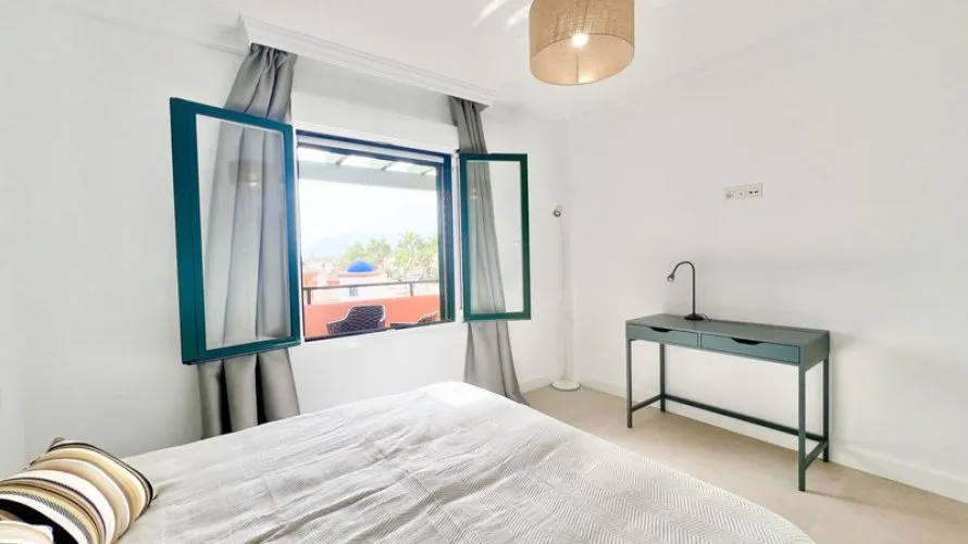 Dúplex de 3 dormitorios en Estepona, Spain No. 498 № 23