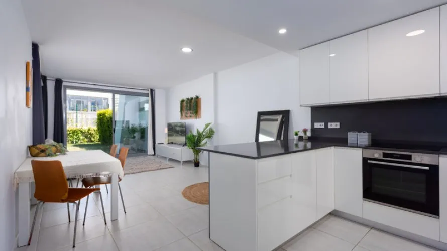 Apartamento de 2 dormitorios en Estepona, Spain No. 416 № 1