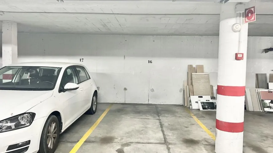 Dúplex de 3 dormitorios en Estepona, Spain No. 498 № 2