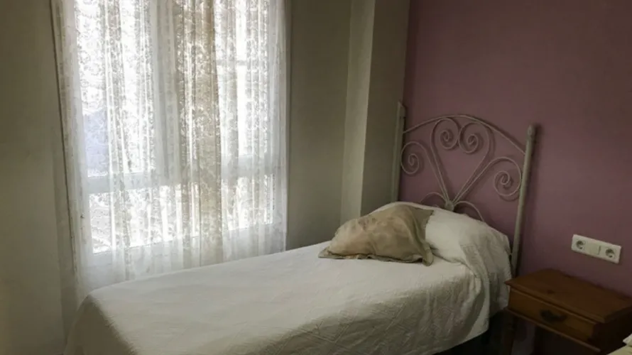 Apartamento de 3 dormitorios en Cortes (San Pedro De Alcantara), Spain No. 604 № 2