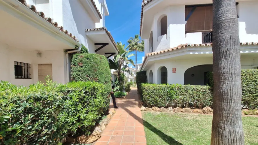 Apartamento de 2 dormitorios en Nueva Andalucía, Spain No. 641 № 2