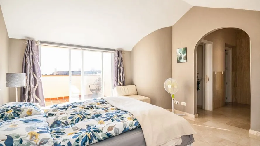 Dúplex de 2 dormitorios en Marbella, Spain No. 621 № 2