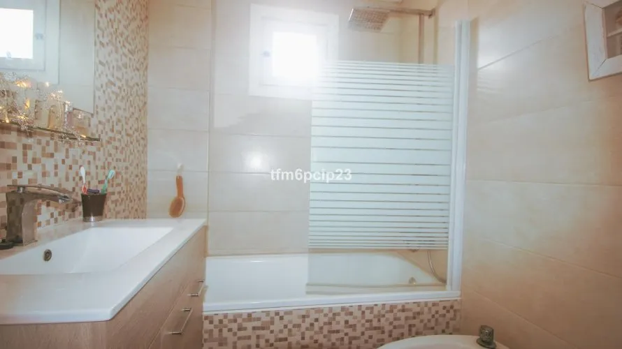 Apartamento de 3 dormitorios en Manilva, Spain No. 658 № 1