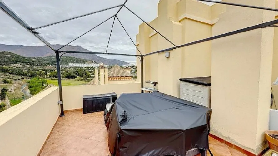 Dúplex de 3 dormitorios en Estepona, Spain No. 497 № 2