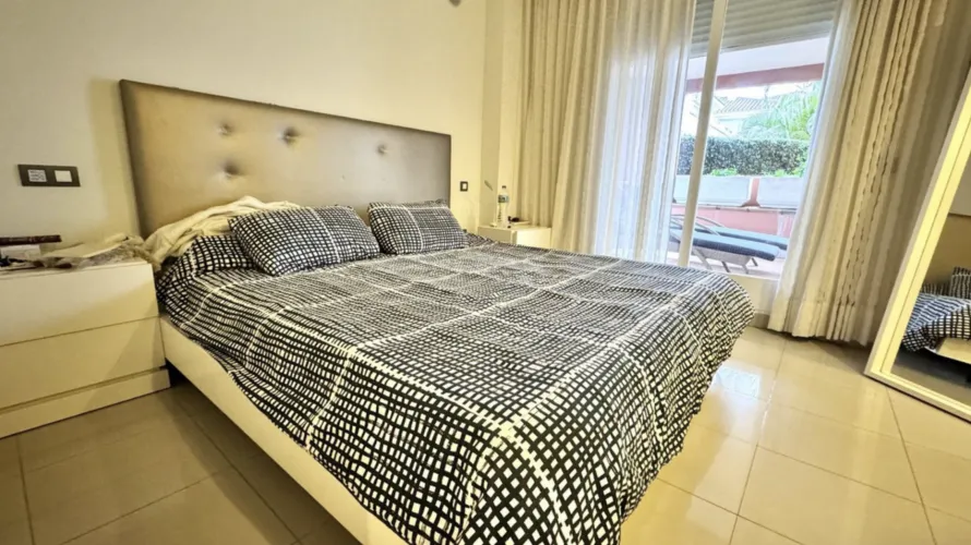 Apartamento de 2 dormitorios en Estepona, Spain No. 540 № 1
