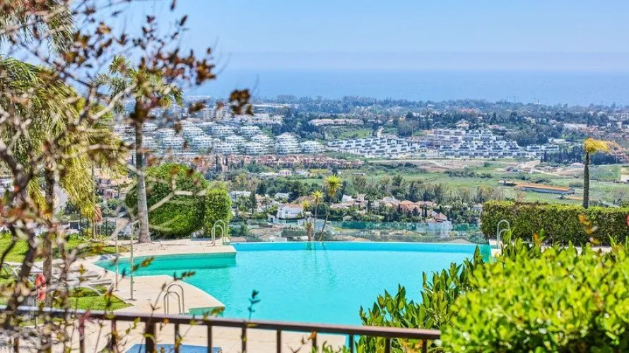 Apartamento de 3 dormitorios en Benahavís, Spain No. 673 № 1