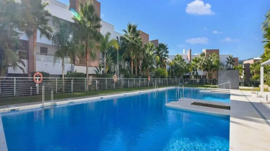 Apartamento de 4 dormitorios en Benahavís, Spain No. 333 № 1