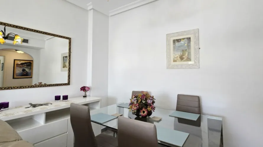 Apartamento de 2 dormitorios en Marbella, Spain No. 793 № 1