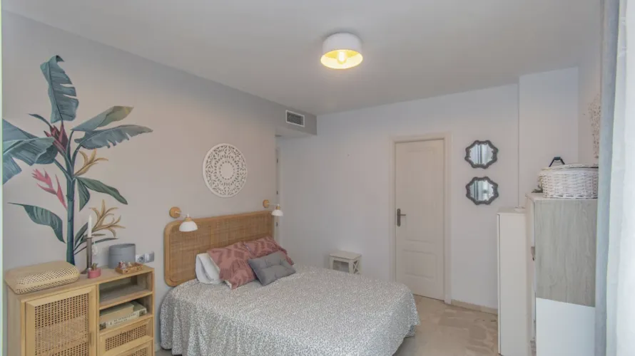 Apartamento de 2 dormitorios en Estepona, Spain No. 693 № 4