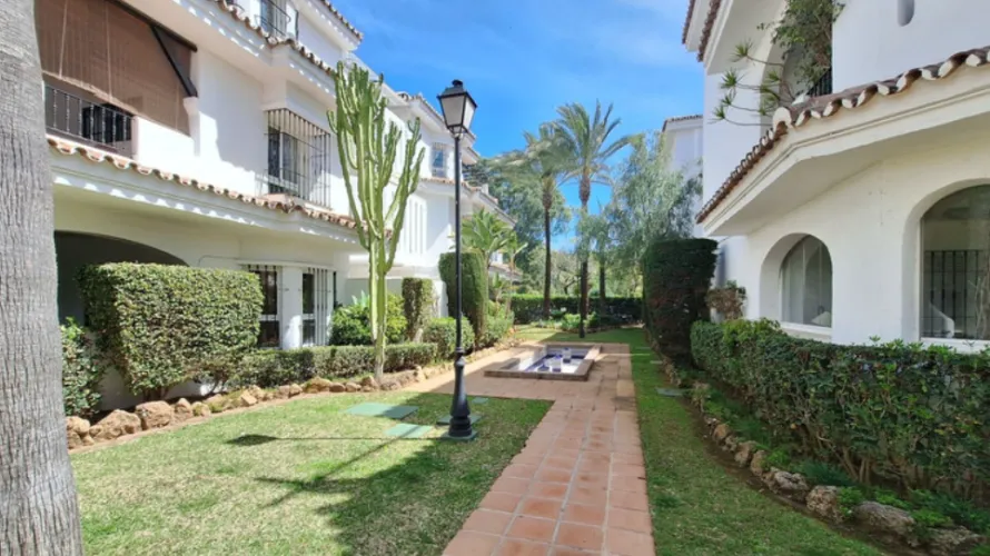 Apartamento de 2 dormitorios en Nueva Andalucía, Spain No. 641 № 1