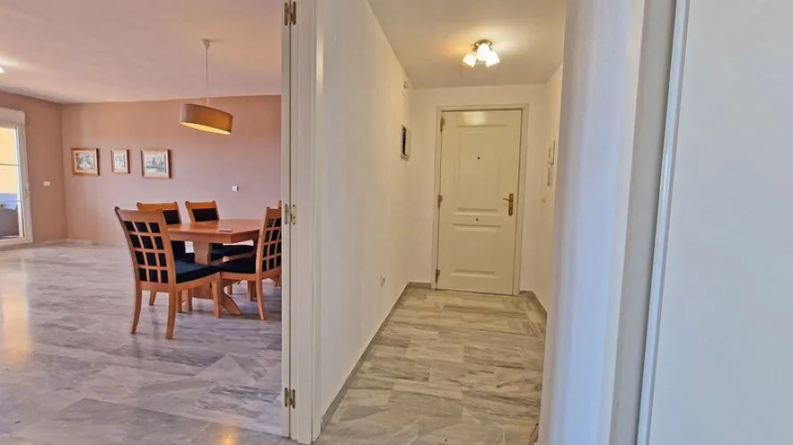 Apartamento de 3 dormitorios en Marbella, Spain No. 623 № 17