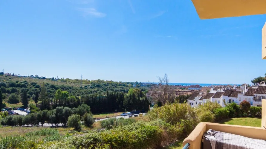 Apartamento de 2 dormitorios en Estepona, Spain No. 400 № 2