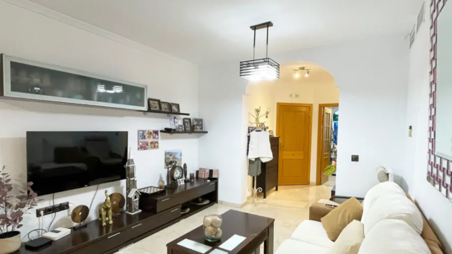 Apartamento de 2 dormitorios en Fuengirola, Spain No. 685 № 2