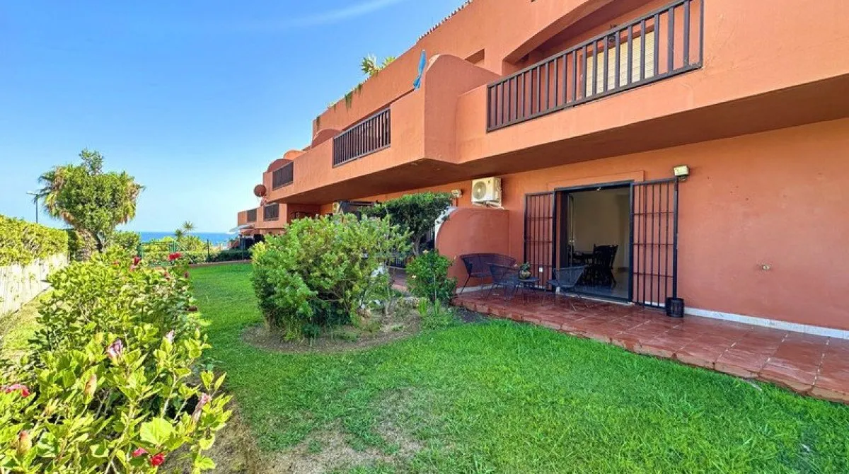 Apartamento de 3 dormitorios en Estepona, Spain No. 458