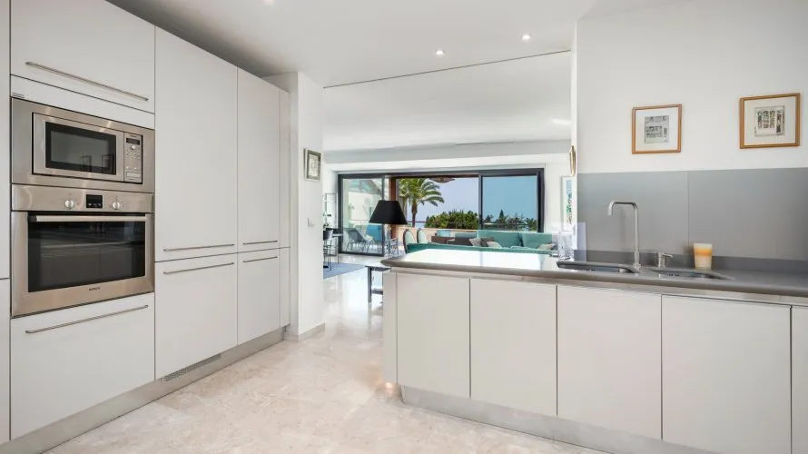 Apartamento de 3 dormitorios en Marbella, Spain No. 345 № 13