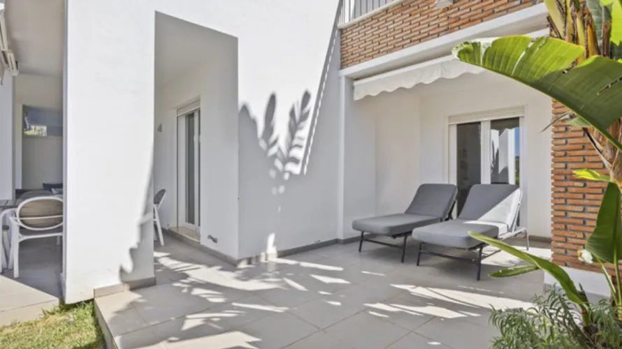 Apartamento de 3 dormitorios en Cortes (San Pedro De Alcantara), Spain No. 656 № 3