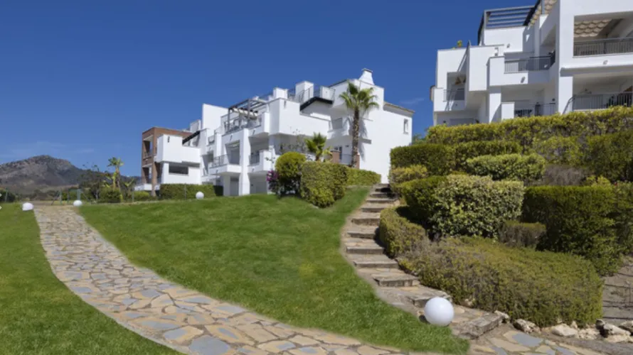 Apartamento de 3 dormitorios en Cortes (San Pedro De Alcantara), Spain No. 656 № 1