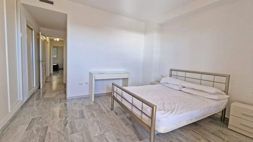 Apartamento de 3 dormitorios en Marbella, Spain No. 623 № 24