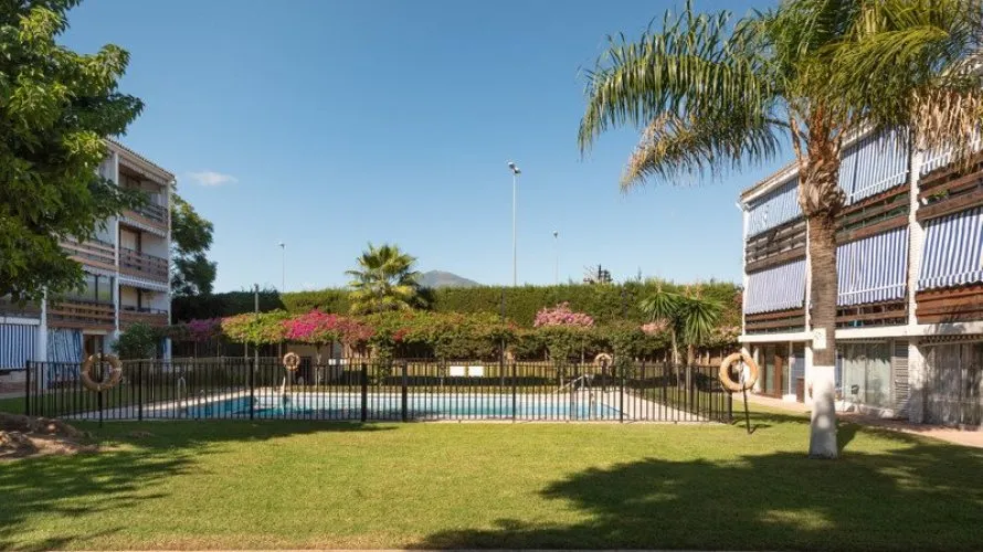 Apartamento de 2 dormitorios en Cortes (San Pedro De Alcantara), Spain No. 336 № 2