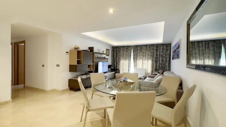 Apartamento de 3 dormitorios en Cortes (San Pedro De Alcantara), Spain No. 261 № 12