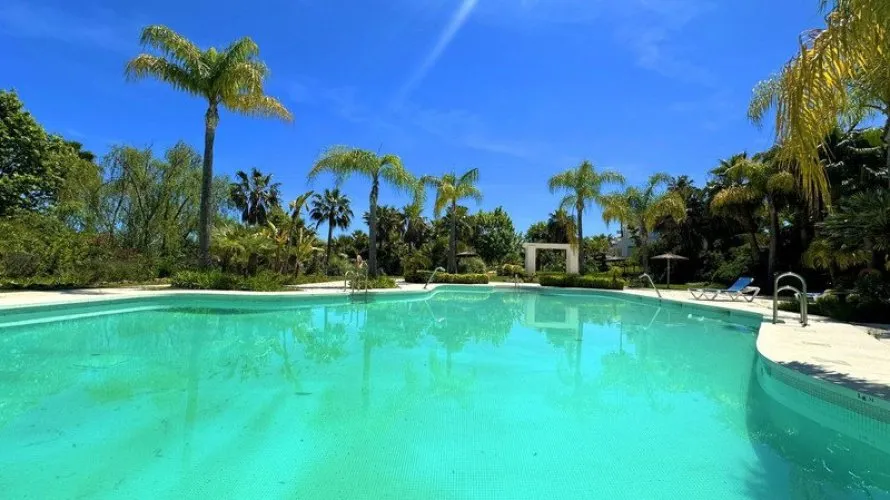 Apartamento de 2 dormitorios en Estepona, Spain No. 654 № 18