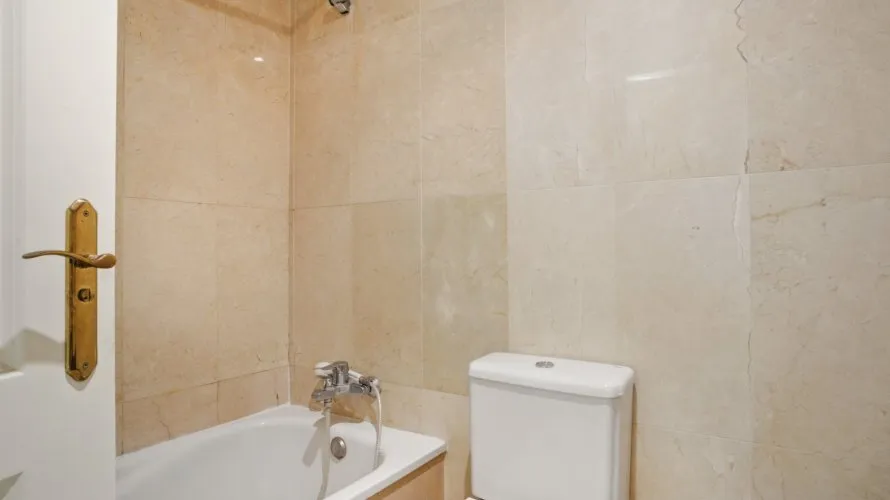 Apartamento de 3 dormitorios en Marbella, Spain No. 699 № 11