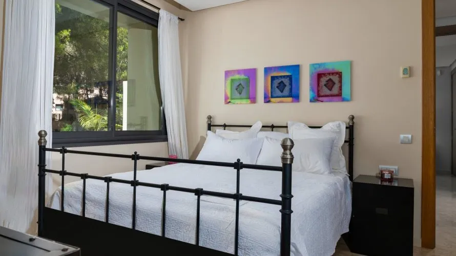 Apartamento de 3 dormitorios en Marbella, Spain No. 345 № 1