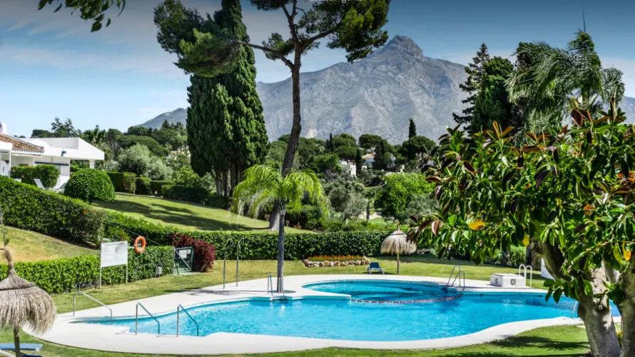 Apartamento de 3 dormitorios en Nueva Andalucía, Spain No. 663