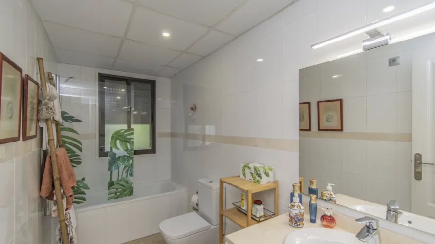 Apartamento de 2 dormitorios en Estepona, Spain No. 693 № 5