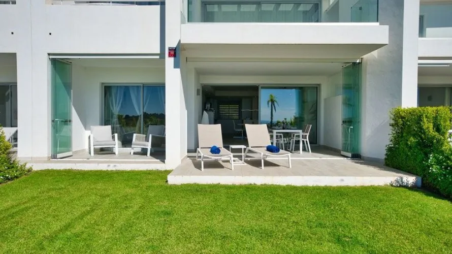 Apartamento de 2 dormitorios en Estepona, Spain No. 655 № 5