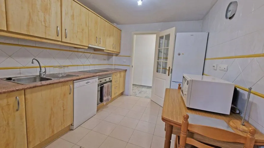 Apartamento de 3 dormitorios en Marbella, Spain No. 623 № 20