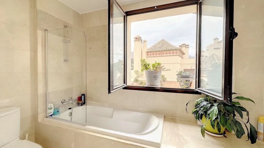 Dúplex de 3 dormitorios en Estepona, Spain No. 497 № 23