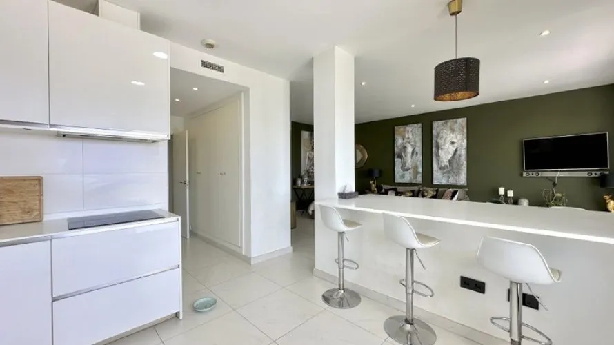 Apartamento de 3 dormitorios en Estepona, Spain No. 710 № 7